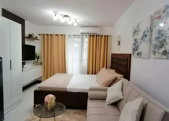 Apartment One Oasis Right In The Heart Of Minutes Away From It Park *