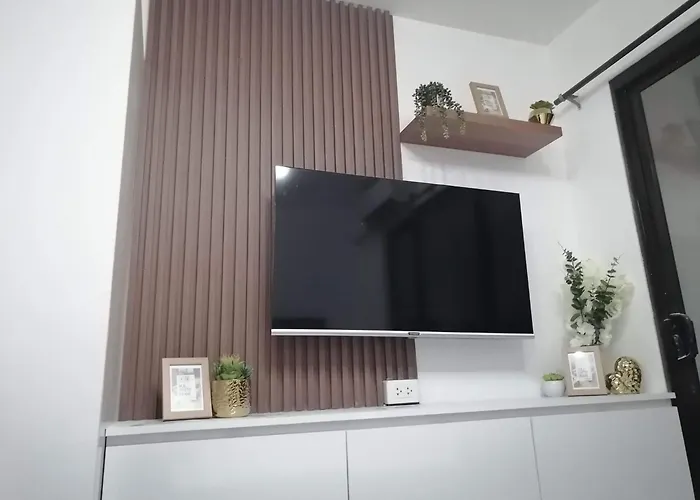 Apartment One Oasis Right In The Heart Of Minutes Away From It Park *