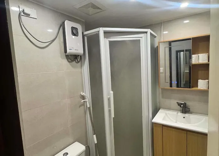 Apartment One Oasis Right In The Heart Of Minutes Away From It Park *